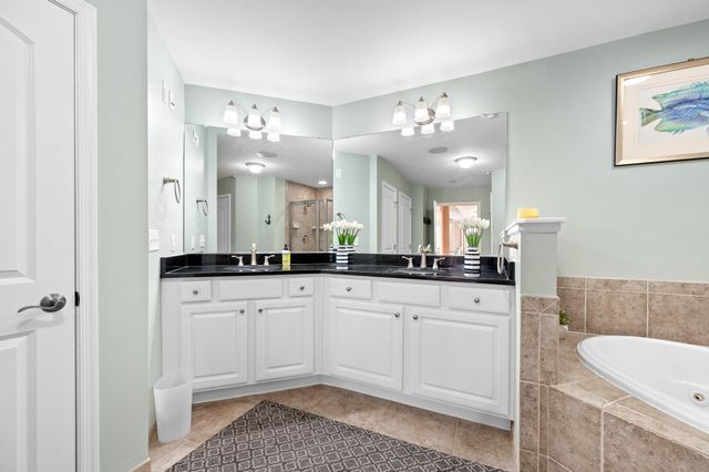 100 Bridgewater Pointe Pl Unit 102, Moneta, VA 24121