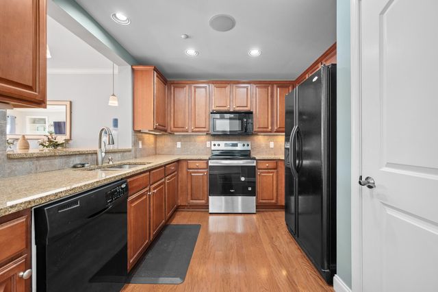 100 Bridgewater Pointe Pl Unit 102, Moneta, VA 24121