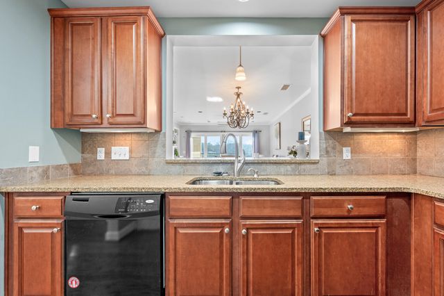 100 Bridgewater Pointe Pl Unit 102, Moneta, VA 24121