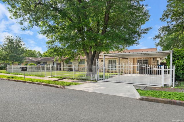 5826 Castle Brook Dr, San Antonio, TX 78218