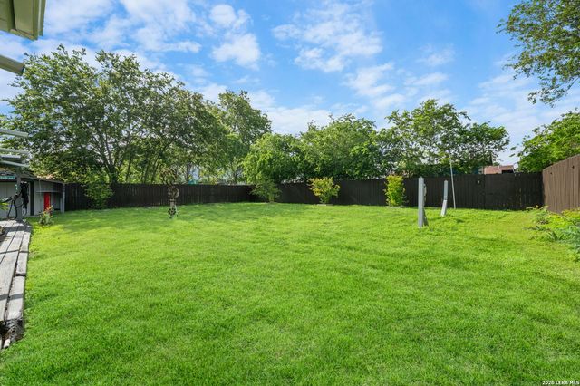 5826 Castle Brook Dr, San Antonio, TX 78218