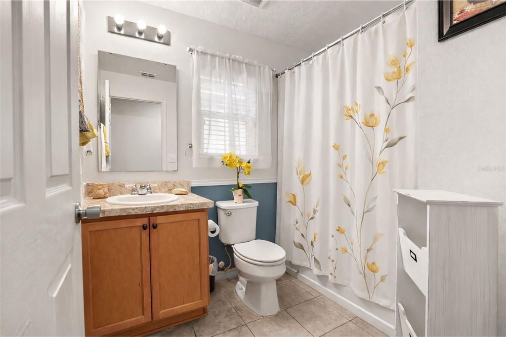 Image 15 of property listing at 1972 APPALACHEE CIRCLE, Tavares, FL 32778