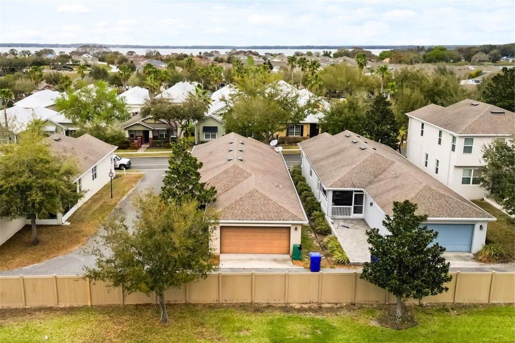 Image 20 of property listing at 1972 APPALACHEE CIRCLE, Tavares, FL 32778