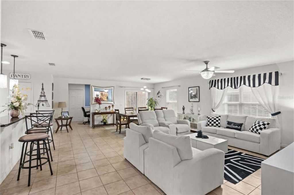 Image 4 of property listing at 1972 APPALACHEE CIRCLE, Tavares, FL 32778