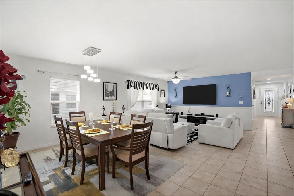 Image 5 of property listing at 1972 APPALACHEE CIRCLE, Tavares, FL 32778