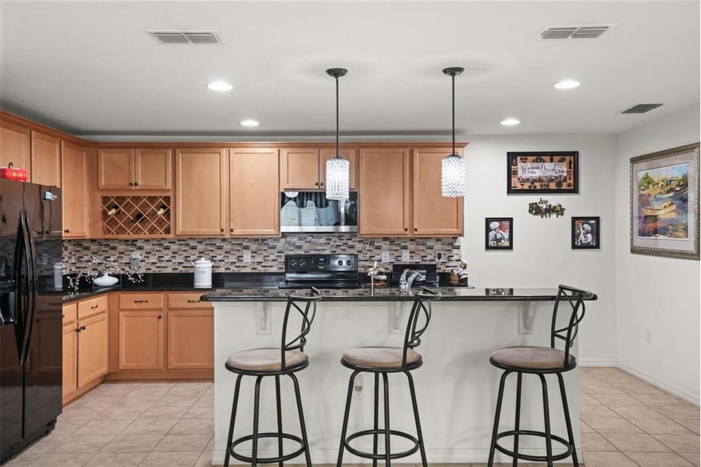 Image 8 of property listing at 1972 APPALACHEE CIRCLE, Tavares, FL 32778