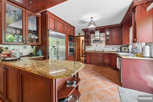 17 River Drive, Elmwood Park, NJ 07407