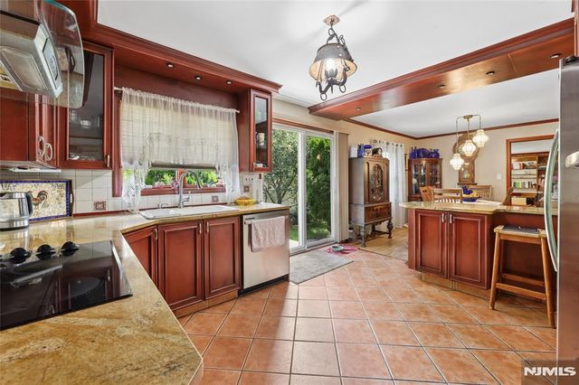 17 River Drive, Elmwood Park, NJ 07407