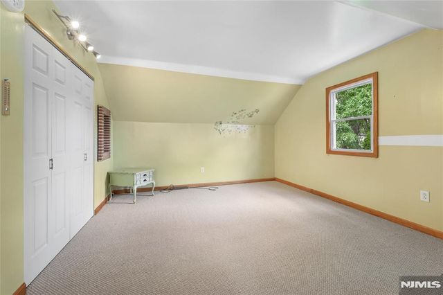 17 River Drive, Elmwood Park, NJ 07407