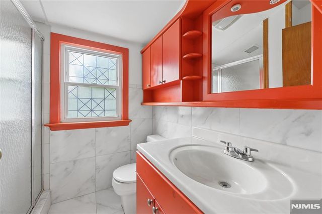 17 River Drive, Elmwood Park, NJ 07407