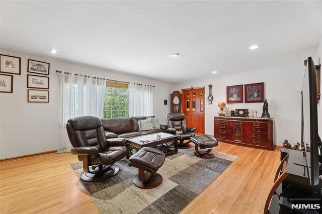 17 River Drive, Elmwood Park, NJ 07407