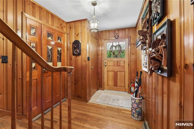 17 River Drive, Elmwood Park, NJ 07407