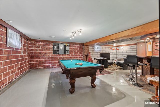 17 River Drive, Elmwood Park, NJ 07407