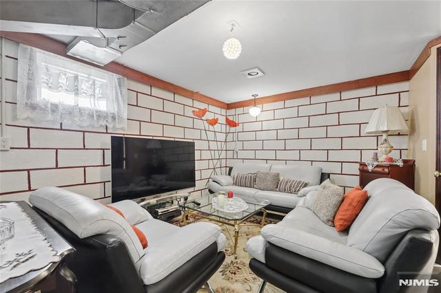 17 River Drive, Elmwood Park, NJ 07407