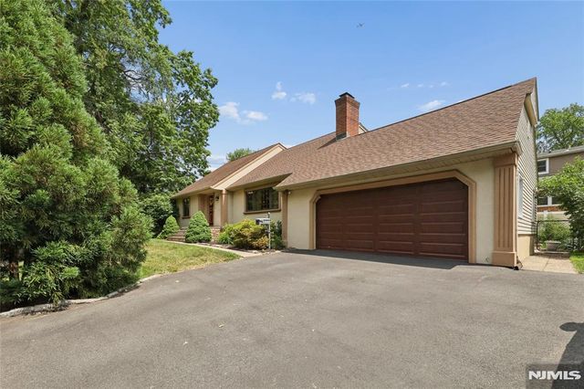 17 River Drive, Elmwood Park, NJ 07407