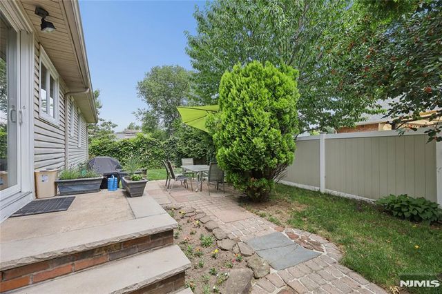 17 River Drive, Elmwood Park, NJ 07407