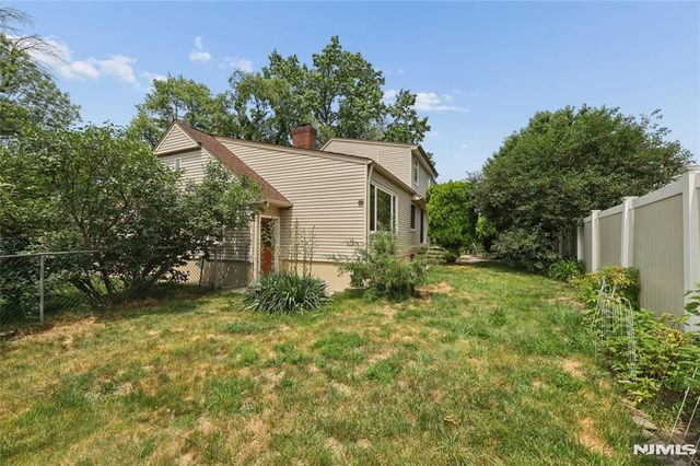 17 River Drive, Elmwood Park, NJ 07407