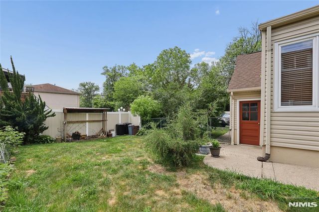 17 River Drive, Elmwood Park, NJ 07407