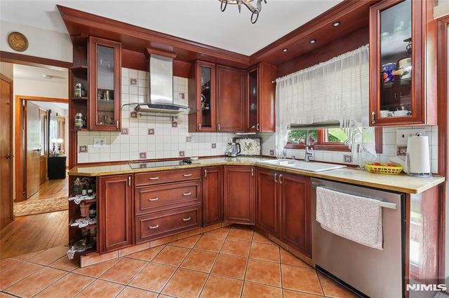 17 River Drive, Elmwood Park, NJ 07407