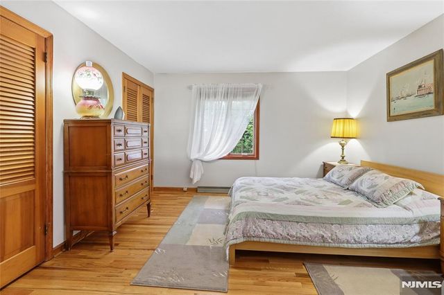 17 River Drive, Elmwood Park, NJ 07407