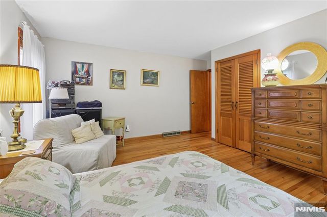 17 River Drive, Elmwood Park, NJ 07407