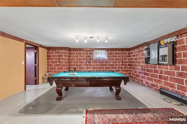 17 River Drive, Elmwood Park, NJ 07407