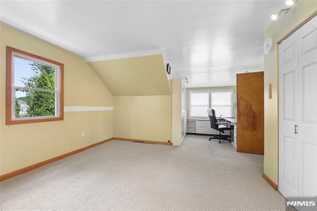17 River Drive, Elmwood Park, NJ 07407