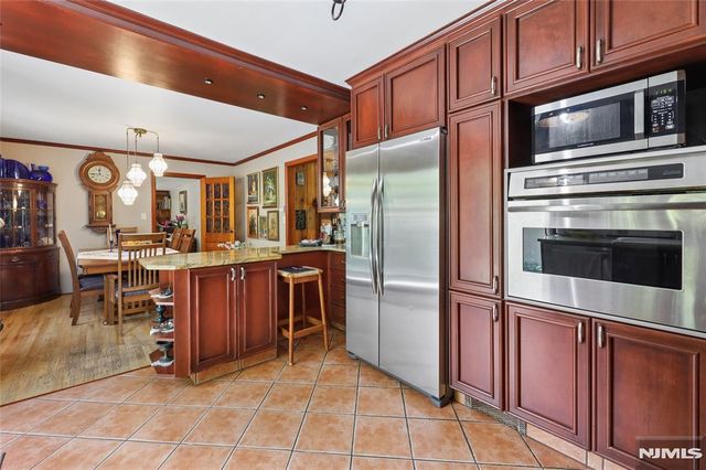 17 River Drive, Elmwood Park, NJ 07407
