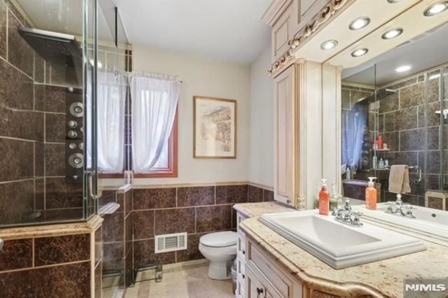 17 River Drive, Elmwood Park, NJ 07407