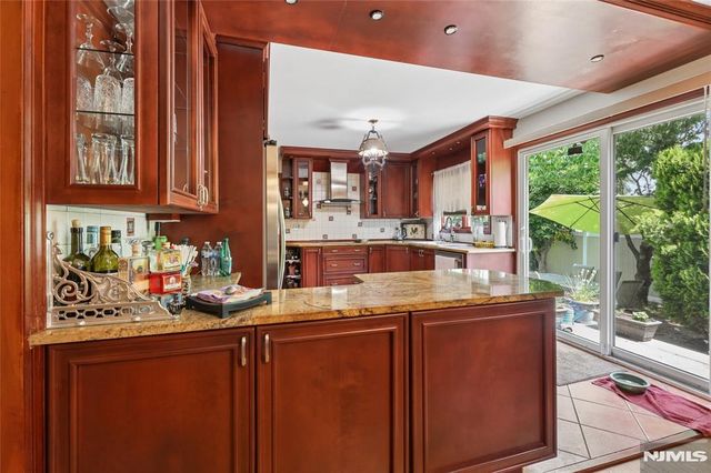 17 River Drive, Elmwood Park, NJ 07407