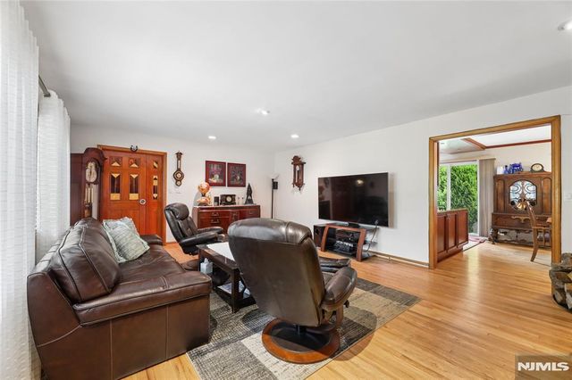 17 River Drive, Elmwood Park, NJ 07407