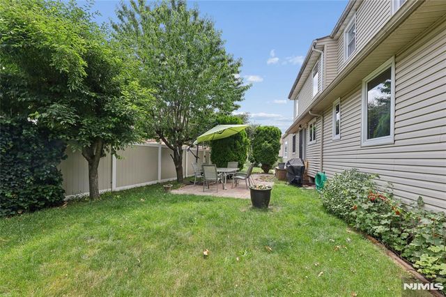 17 River Drive, Elmwood Park, NJ 07407