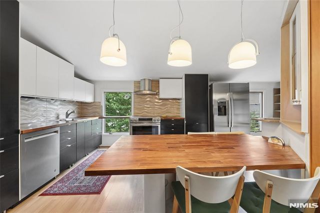 17 River Drive, Elmwood Park, NJ 07407