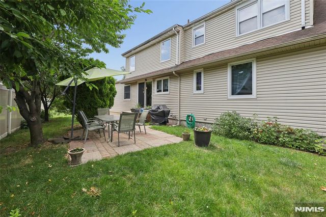 17 River Drive, Elmwood Park, NJ 07407