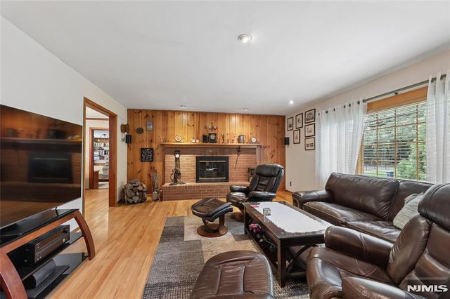 17 River Drive, Elmwood Park, NJ 07407