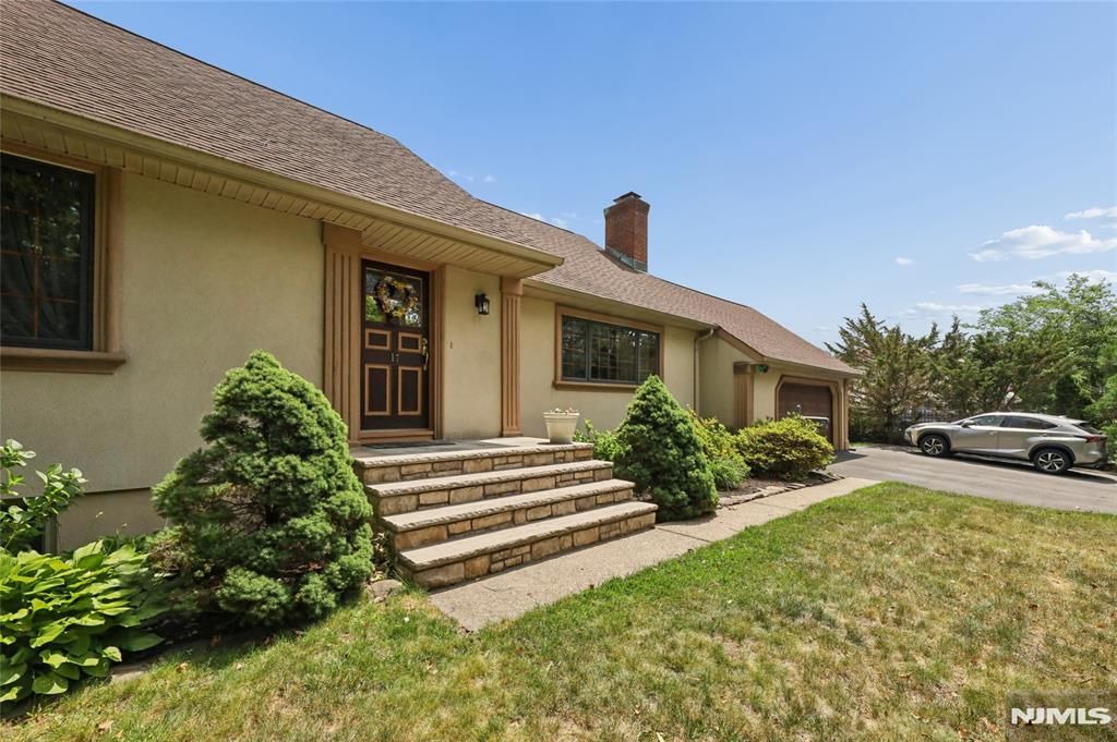 17 River Drive, Elmwood Park, NJ 07407