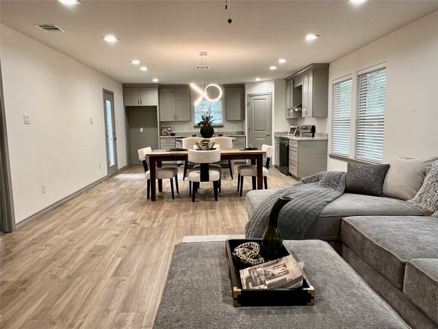 1438 E Waco Avenue, Dallas, TX 75216