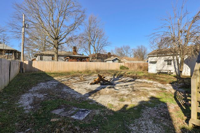 3859 S Cottage Avenue, Springfield, MO 65807