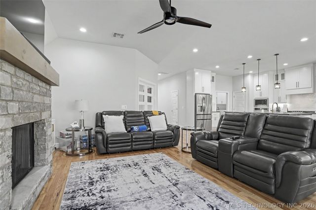2065 E 136th Place S, Bixby, OK 74008