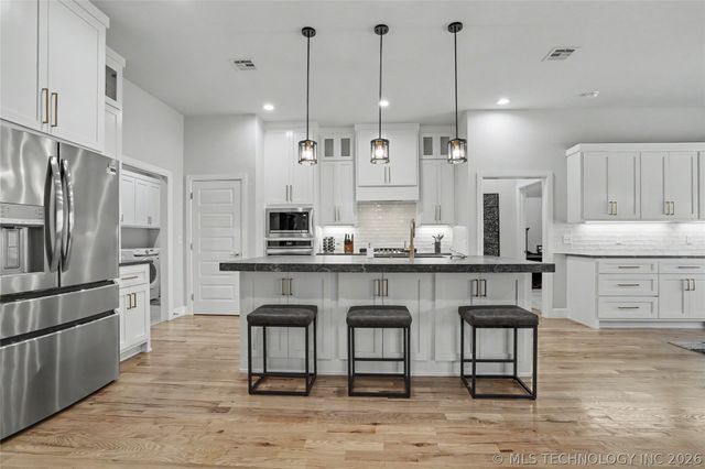 2065 E 136th Place S, Bixby, OK 74008