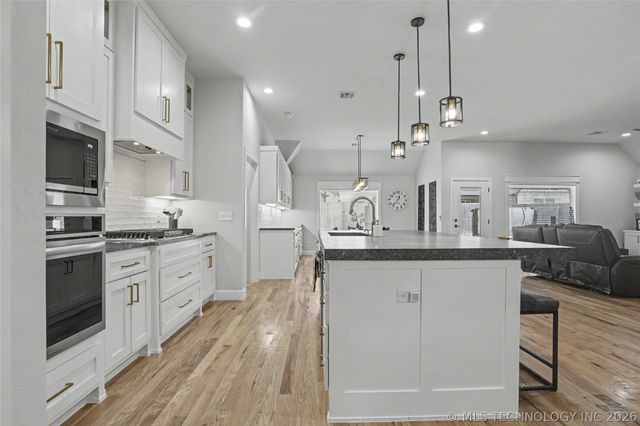 2065 E 136th Place S, Bixby, OK 74008
