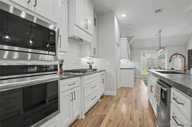 2065 E 136th Place S, Bixby, OK 74008