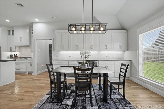 2065 E 136th Place S, Bixby, OK 74008