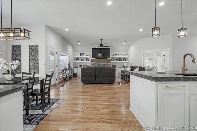 2065 E 136th Place S, Bixby, OK 74008
