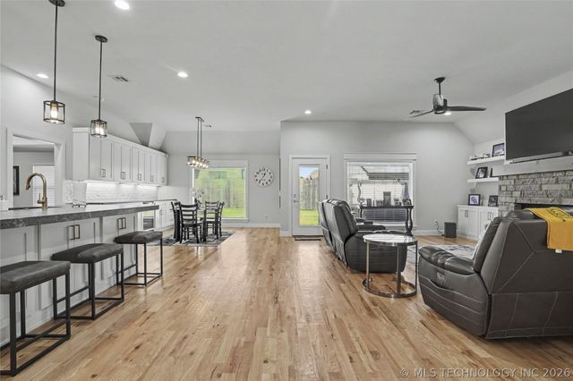 2065 E 136th Place S, Bixby, OK 74008