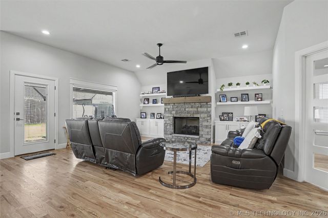 2065 E 136th Place S, Bixby, OK 74008