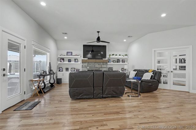 2065 E 136th Place S, Bixby, OK 74008