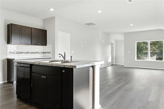 466 Rock Creek Drive, Tonganoxie, KS 66086