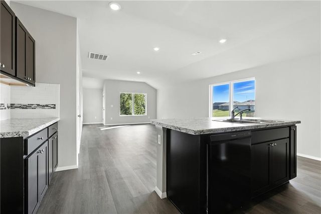 466 Rock Creek Drive, Tonganoxie, KS 66086