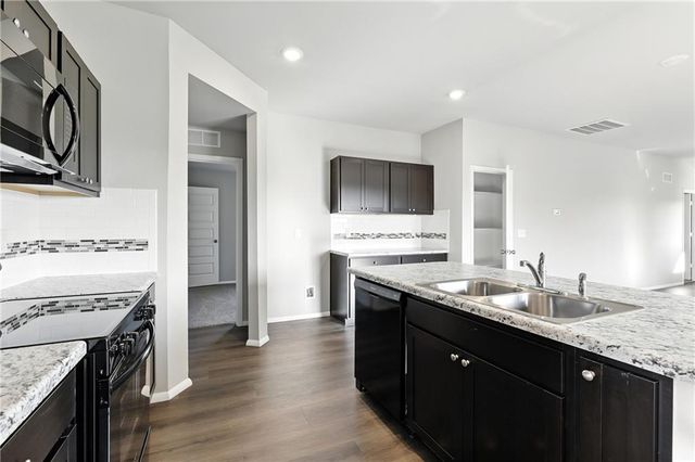 466 Rock Creek Drive, Tonganoxie, KS 66086